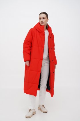 Длинная красная куртка с капюшоном
