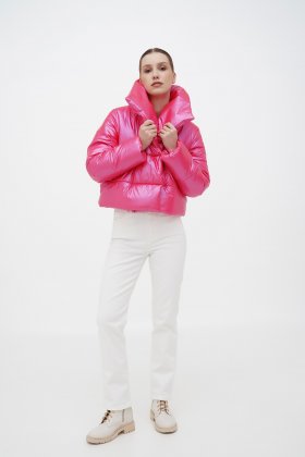 Короткая розовая куртка с большим воротником