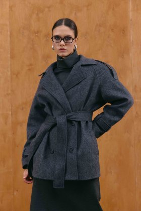 Пальто серое короткое с акцентными патами